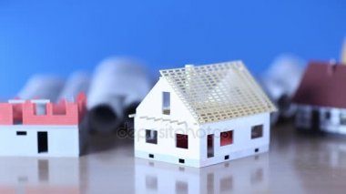 Emlak geliştirme ve gelişim planı. Evin altında inşaat, planları ve kask, rullers. 
