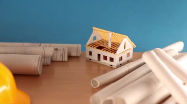 Emlak geliştirme ve gelişim planı. Evin altında inşaat, planları ve kask, rullers. 