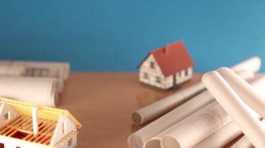 Emlak geliştirme ve gelişim planı. Evin altında inşaat, planları ve kask, rullers. 