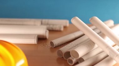 Emlak geliştirme ve gelişim planı. Evin altında inşaat, planları ve kask, rullers. 