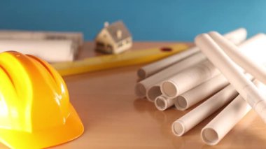 Emlak geliştirme ve gelişim planı. Evin altında inşaat, planları ve kask, rullers. 