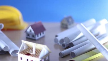Emlak geliştirme ve gelişim planı. Evin altında inşaat, planları ve kask, rullers. 