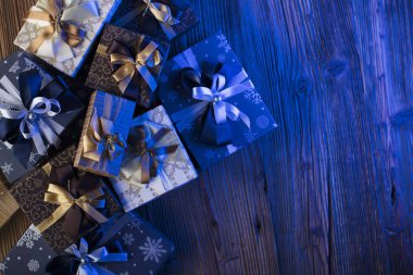 -Mavi ve altın estetik, rustik ahşap masa sunar. Metin için yer.