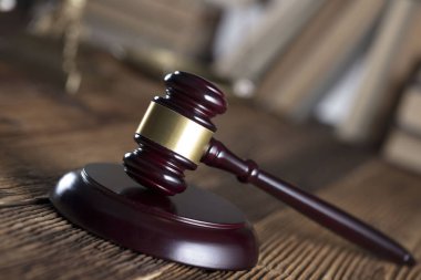 Hukuk ve adalet sembolleri kompozisyon. Yargıç ve ahşap rustik masa kitap tokmak. 