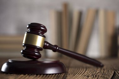 Hukuk ve adalet sembolleri kompozisyon. Yargıç ve ahşap rustik masa kitap tokmak. 