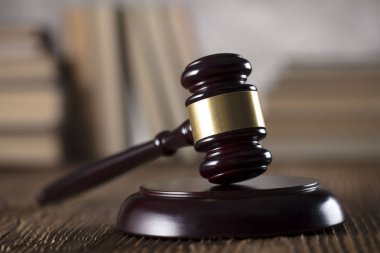 Hukuk ve adalet sembolleri kompozisyon. Yargıç ve ahşap rustik masa kitap tokmak. 