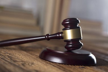 Hukuk ve adalet sembolleri kompozisyon. Yargıç ve ahşap rustik masa kitap tokmak. 