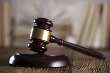 Hukuk ve adalet sembolleri kompozisyon. Yargıç ve ahşap rustik masa kitap tokmak. 