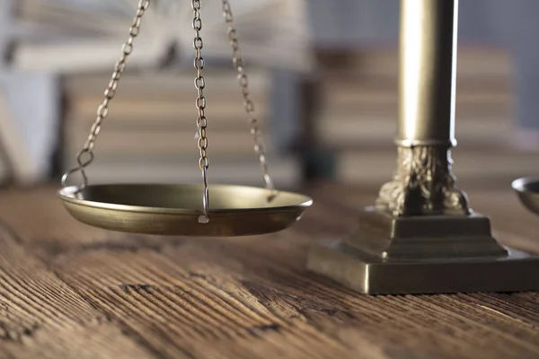 法と正義のシンボル構成 正義と素朴な木製のテーブルの上の本のスケール — ストック写真