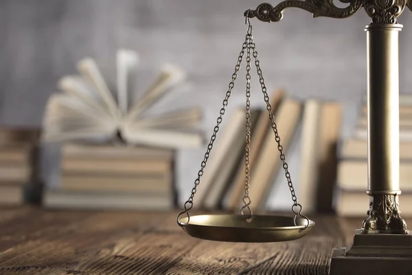 Composição Símbolos Lei Justiça Escala Justiça Livros Sobre Mesa Rústica — Fotografia de Stock