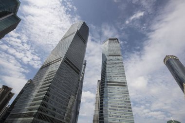 Gökdelenler, büyük modern şehir mimarisi. Perspektif Görünümü, Shanghai, Çin. Eylül 2017.