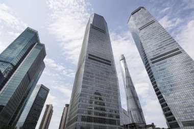 Gökdelenler, büyük modern şehir mimarisi. Perspektif Görünümü, Shanghai, Çin. Eylül 2017.