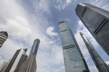 Gökdelenler, büyük modern şehir mimarisi. Perspektif Görünümü, Shanghai, Çin. Eylül 2017.