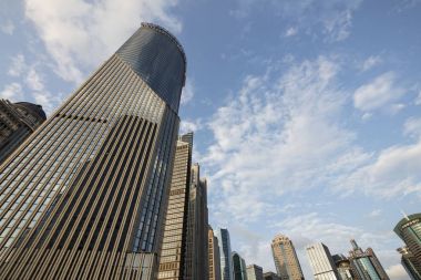 Gökdelenler, büyük modern şehir mimarisi. Perspektif Görünümü, Shanghai, Çin. Eylül 2017.