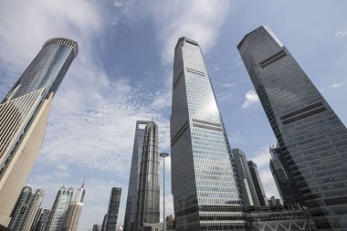 Gökdelenler, büyük modern şehir mimarisi. Perspektif Görünümü, Shanghai, Çin. Eylül 2017.