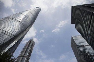 Gökdelenler, büyük modern şehir mimarisi. Perspektif Görünümü, Shanghai, Çin. Eylül 2017.