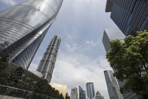 Gökdelenler, büyük modern şehir mimarisi. Perspektif Görünümü, Shanghai, Çin. Eylül 2017.