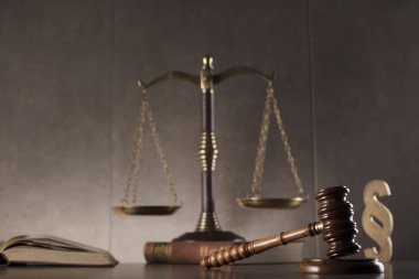 Yargıç antika Tokmak, ölçek, kitap ve paragraf işareti - hukuk semboller taş masa ve arka plan.