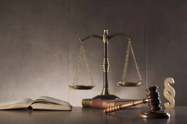 Δικαστής Αντίκες Σφυρί Κλίμακα Βιβλίο Και Παράγραφο Σημάδι Δίκαιο Σύμβολα — Φωτογραφία Αρχείου