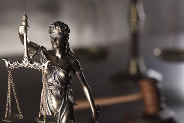 Mahkeme kavramı. Themis kör adalet sembolü. Gri taş arka plan. Tipografi için yer.