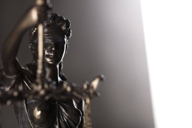 Mahkeme kavramı. Themis kör adalet sembolü. Gri taş arka plan. Tipografi için yer.