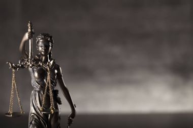 Mahkeme kavramı. Themis kör adalet sembolü. Gri taş arka plan. Tipografi için yer.