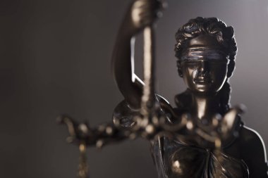 Mahkeme kavramı. Themis kör adalet sembolü. Gri taş arka plan. Tipografi için yer.