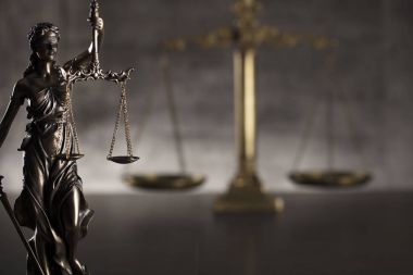 Mahkeme kavramı. Themis kör adalet sembolü. Gri taş arka plan. Tipografi için yer.