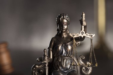 Mahkeme kavramı. Themis kör adalet sembolü. Gri taş arka plan. Tipografi için yer.
