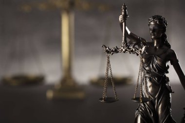 Mahkeme kavramı. Themis kör adalet sembolü. Gri taş arka plan. Tipografi için yer.