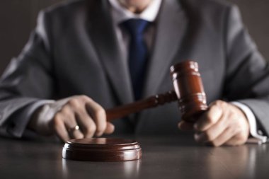 Elinde tahta tokmak ile yargıç. Hukuk ve adalet Tema.