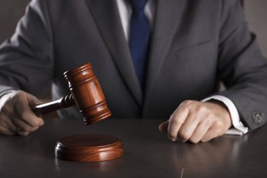 Elinde tahta tokmak ile yargıç. Hukuk ve adalet Tema.