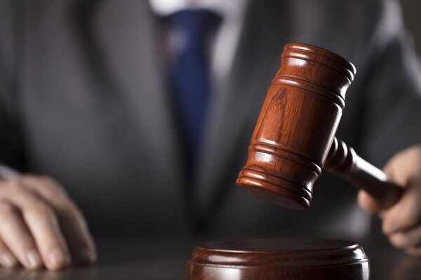 Судья с деревянным молотком в руке. Тема права и справедливости
.