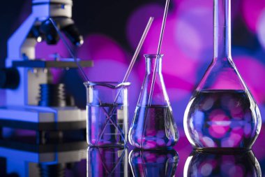 Bilim deneme kavramı arka plan. Laboratuvar kadehler, mikroskop, pipet. Bokeh arka plan.