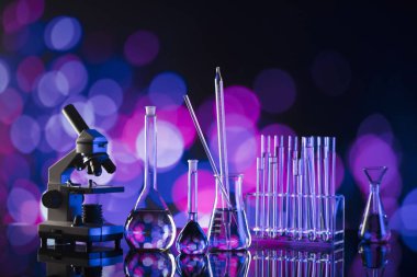 Bilim deneme kavramı arka plan. Laboratuvar kadehler, mikroskop, pipet. Bokeh arka plan.