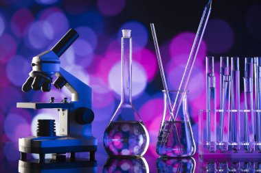 Bilim deneme kavramı arka plan. Laboratuvar kadehler, mikroskop, pipet. Bokeh arka plan.