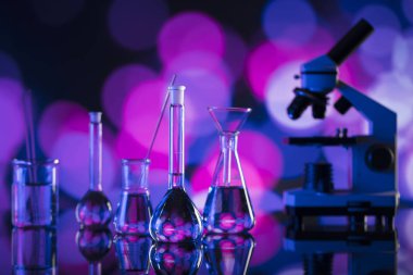 Bilim deneme kavramı arka plan. Laboratuvar kadehler, mikroskop, pipet. Bokeh arka plan.