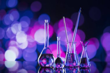 Bilim deneme kavramı arka plan. Laboratuvar kadehler, mikroskop, pipet. Bokeh arka plan.