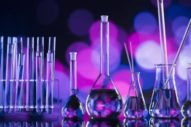 Bilim deneme kavramı arka plan. Laboratuvar kadehler, mikroskop, pipet. Bokeh arka plan.