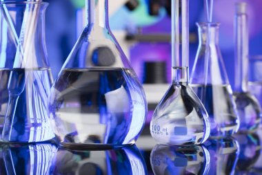 Bilim deneme kavramı arka plan. Laboratuvar kadehler, mikroskop, pipet. Bokeh arka plan.