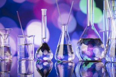 Bilim deneme kavramı arka plan. Laboratuvar kadehler, mikroskop, pipet. Bokeh arka plan.