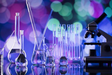 Bilim deneme kavramı arka plan. Laboratuvar kadehler, mikroskop, pipet. Bokeh arka plan.