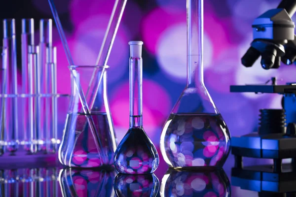 Bilim deneme kavramı arka plan. Laboratuvar kadehler, mikroskop, pipet. Bokeh arka plan.