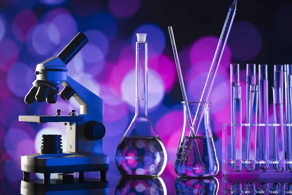Bilim deneme kavramı arka plan. Laboratuvar kadehler, mikroskop, pipet. Bokeh arka plan.