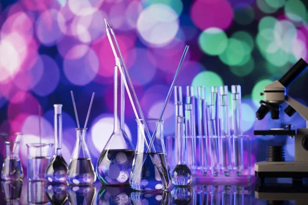 Bilim deneme kavramı arka plan. Laboratuvar kadehler, mikroskop, pipet. Bokeh arka plan.