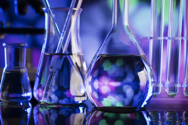 Bilim deneme kavramı arka plan. Laboratuvar kadehler, mikroskop, pipet. Bokeh arka plan.