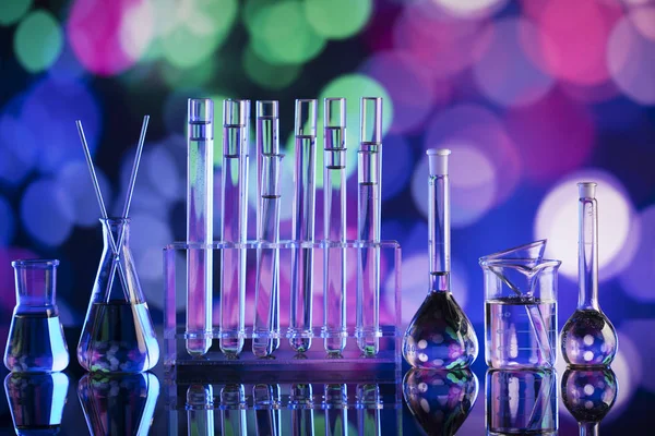 Bilim deneme kavramı arka plan. Laboratuvar kadehler, mikroskop, pipet. Bokeh arka plan.