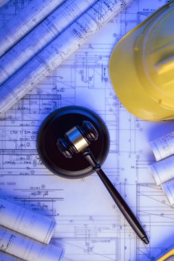 Emek ve inşaat hukuku. Tokmak, kask ve planları.