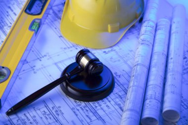 Emek ve inşaat hukuku. Tokmak, kask ve planları.