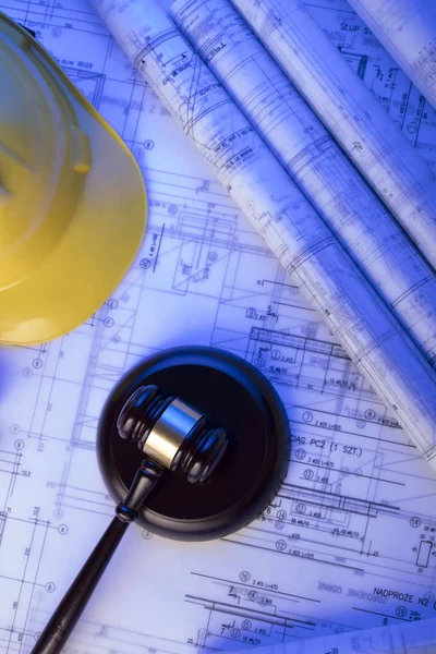 Emek ve inşaat hukuku. Tokmak, kask ve planları.